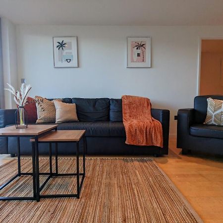 Apartment 100M From Fistral Beach- Underground Parking-Surf Shower & Locker- Sleeps 6 Newquay  Exterior photo