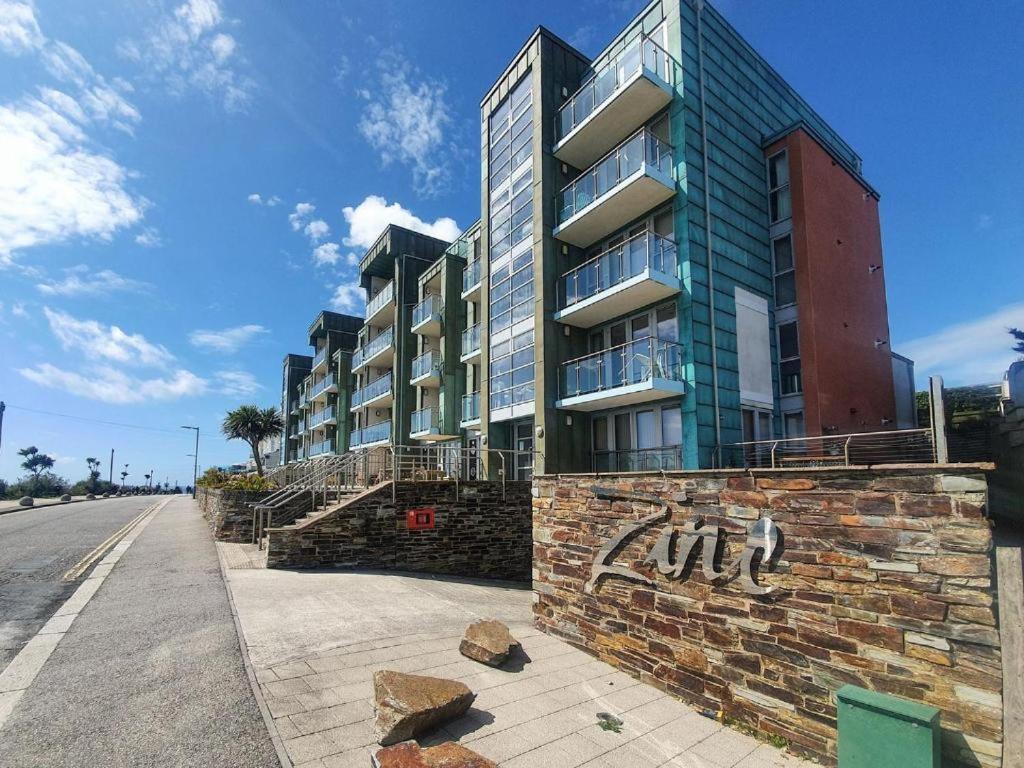 Apartment 100M From Fistral Beach- Underground Parking-Surf Shower & Locker- Sleeps 6 Newquay  Exterior photo