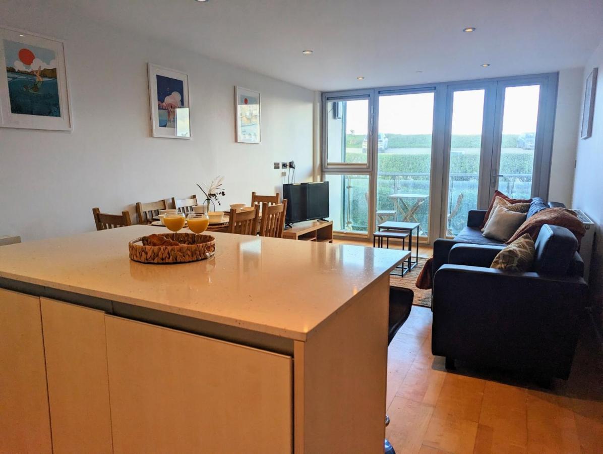 Apartment 100M From Fistral Beach- Underground Parking-Surf Shower & Locker- Sleeps 6 Newquay  Exterior photo