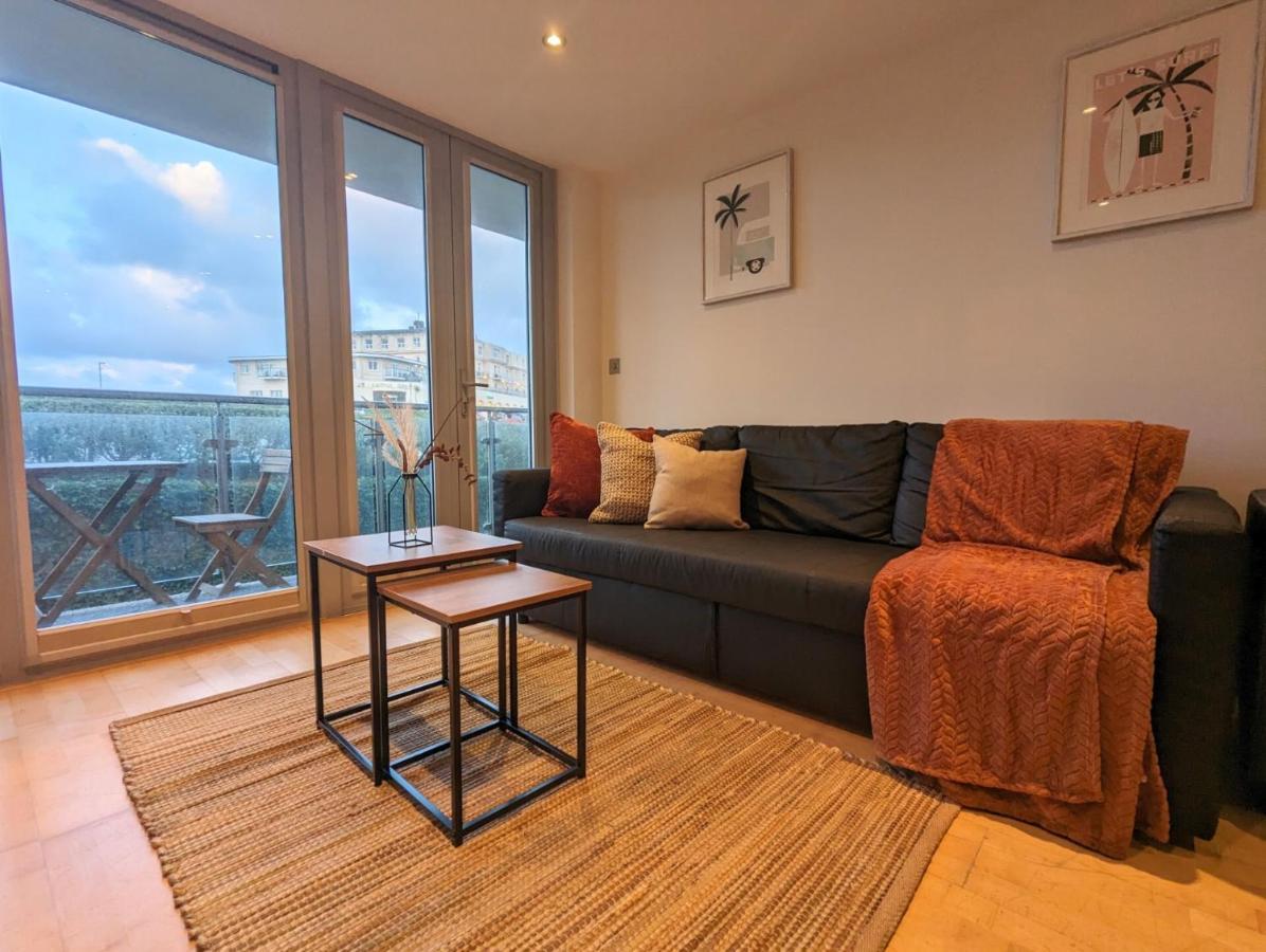 Apartment 100M From Fistral Beach- Underground Parking-Surf Shower & Locker- Sleeps 6 Newquay  Exterior photo