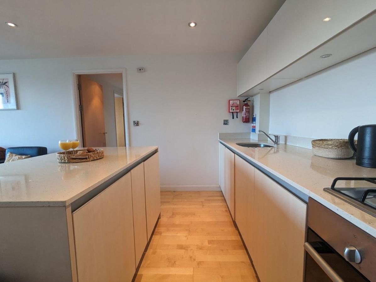 Apartment 100M From Fistral Beach- Underground Parking-Surf Shower & Locker- Sleeps 6 Newquay  Exterior photo