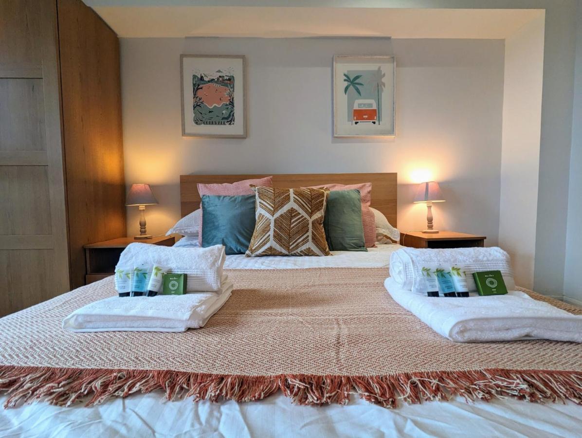Apartment 100M From Fistral Beach- Underground Parking-Surf Shower & Locker- Sleeps 6 Newquay  Exterior photo