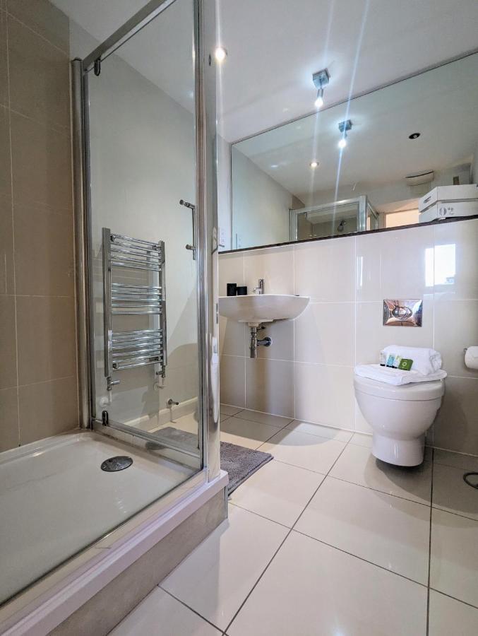 Apartment 100M From Fistral Beach- Underground Parking-Surf Shower & Locker- Sleeps 6 Newquay  Exterior photo