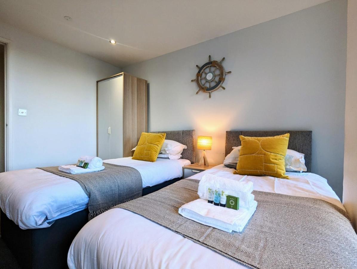 Apartment 100M From Fistral Beach- Underground Parking-Surf Shower & Locker- Sleeps 6 Newquay  Exterior photo