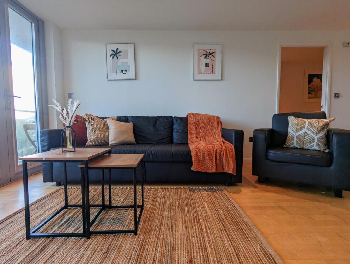 Apartment 100M From Fistral Beach- Underground Parking-Surf Shower & Locker- Sleeps 6 Newquay  Exterior photo
