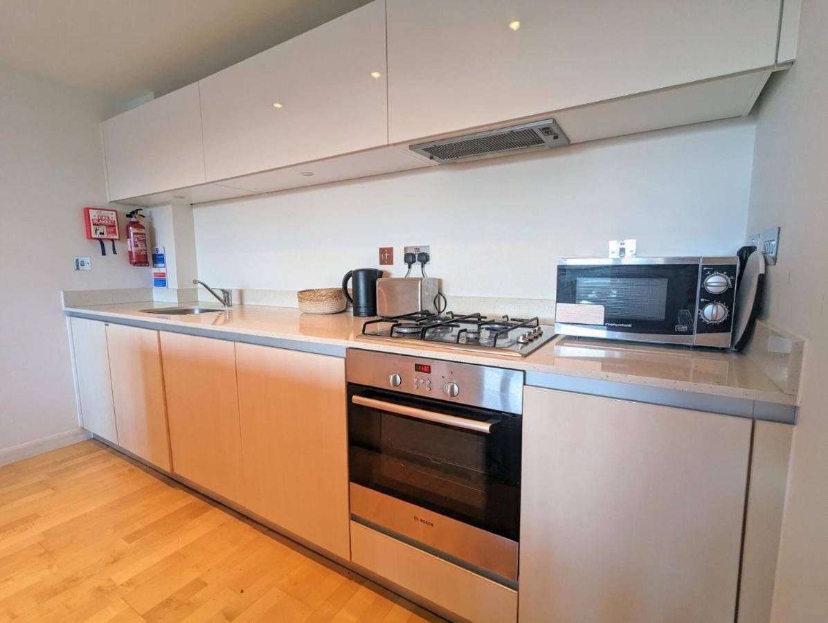 Apartment 100M From Fistral Beach- Underground Parking-Surf Shower & Locker- Sleeps 6 Newquay  Exterior photo