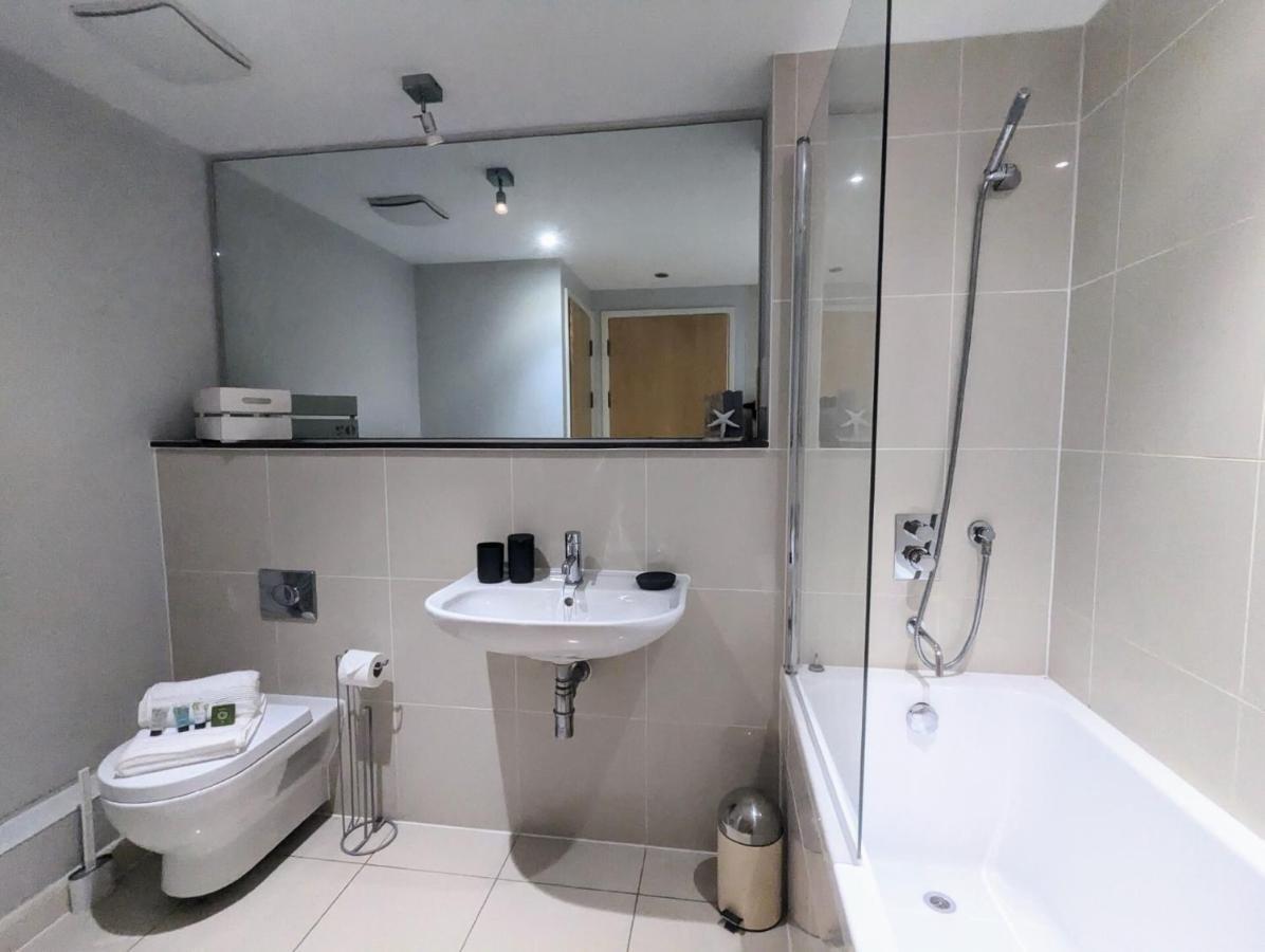 Apartment 100M From Fistral Beach- Underground Parking-Surf Shower & Locker- Sleeps 6 Newquay  Exterior photo