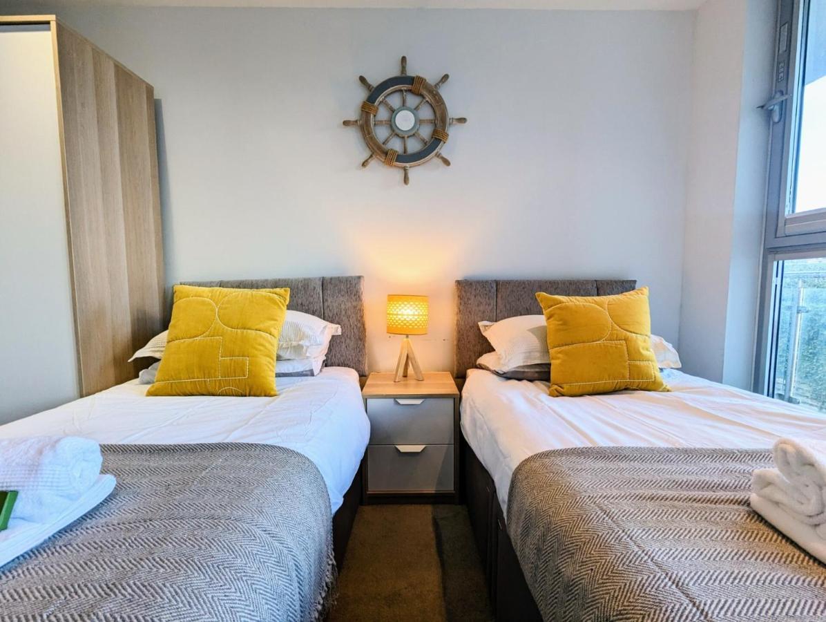 Apartment 100M From Fistral Beach- Underground Parking-Surf Shower & Locker- Sleeps 6 Newquay  Exterior photo