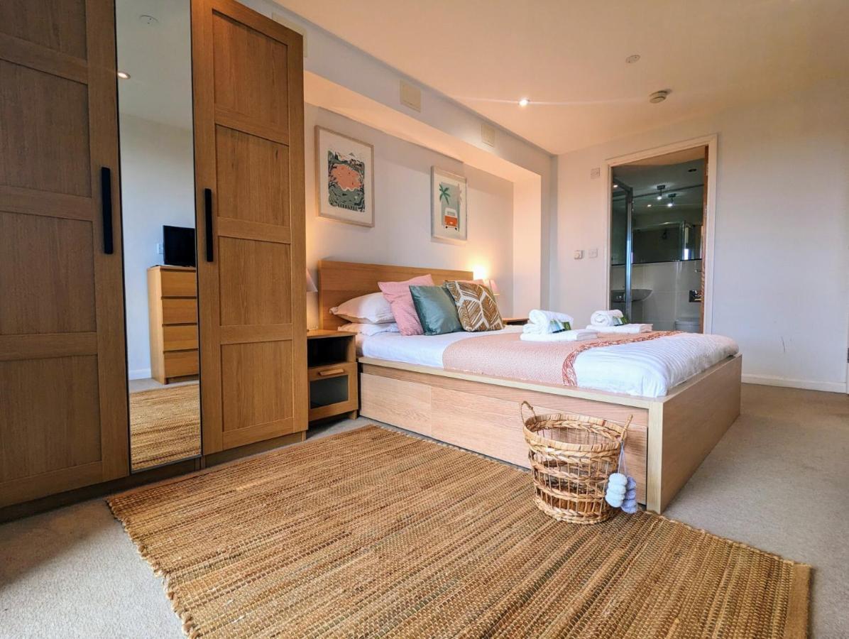 Apartment 100M From Fistral Beach- Underground Parking-Surf Shower & Locker- Sleeps 6 Newquay  Exterior photo