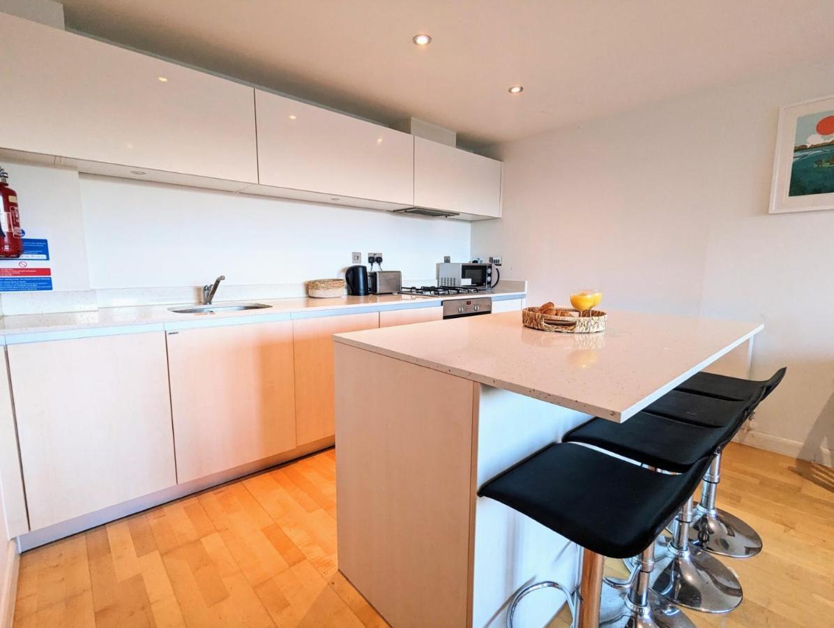 Apartment 100M From Fistral Beach- Underground Parking-Surf Shower & Locker- Sleeps 6 Newquay  Exterior photo