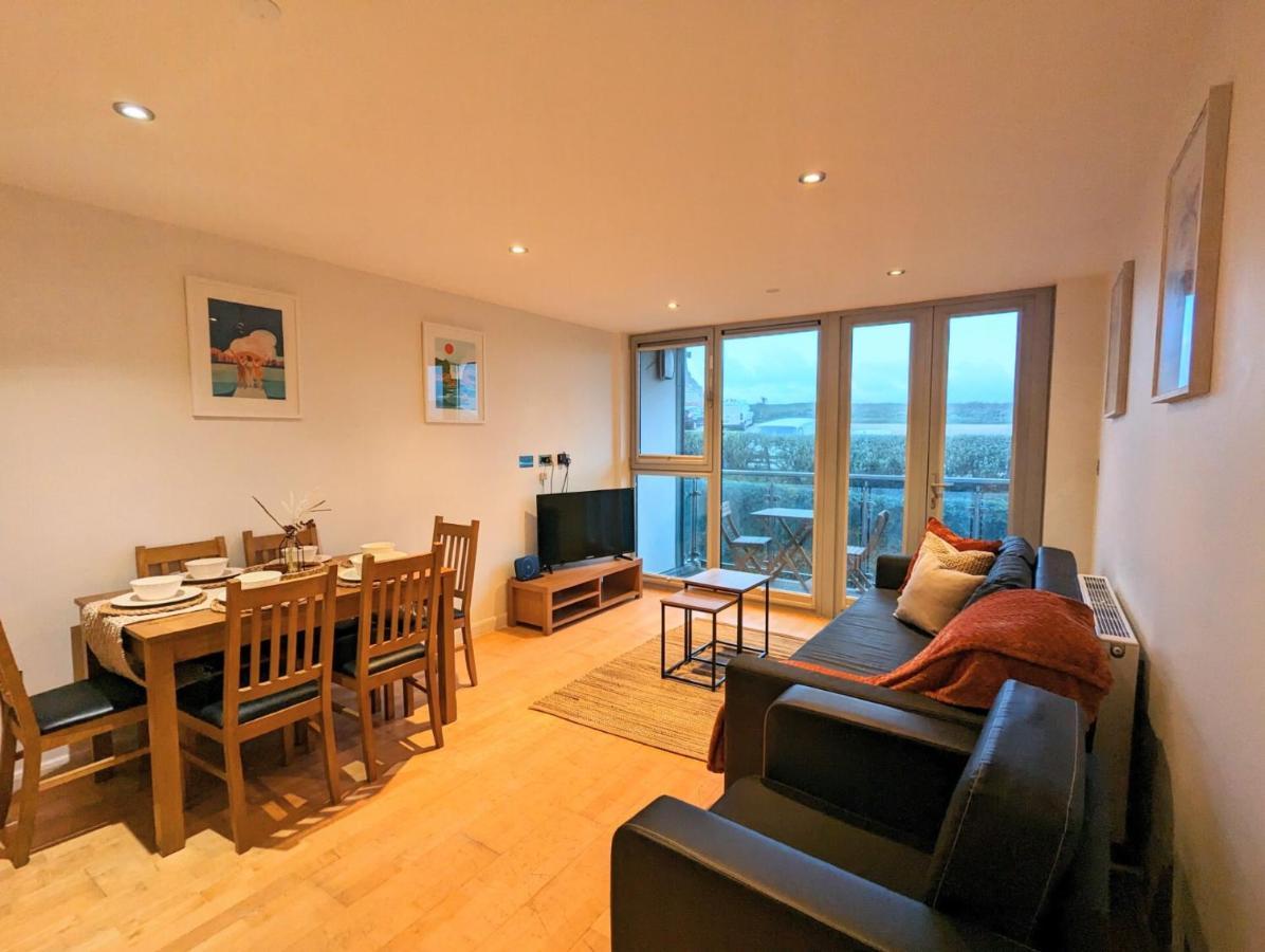 Apartment 100M From Fistral Beach- Underground Parking-Surf Shower & Locker- Sleeps 6 Newquay  Exterior photo